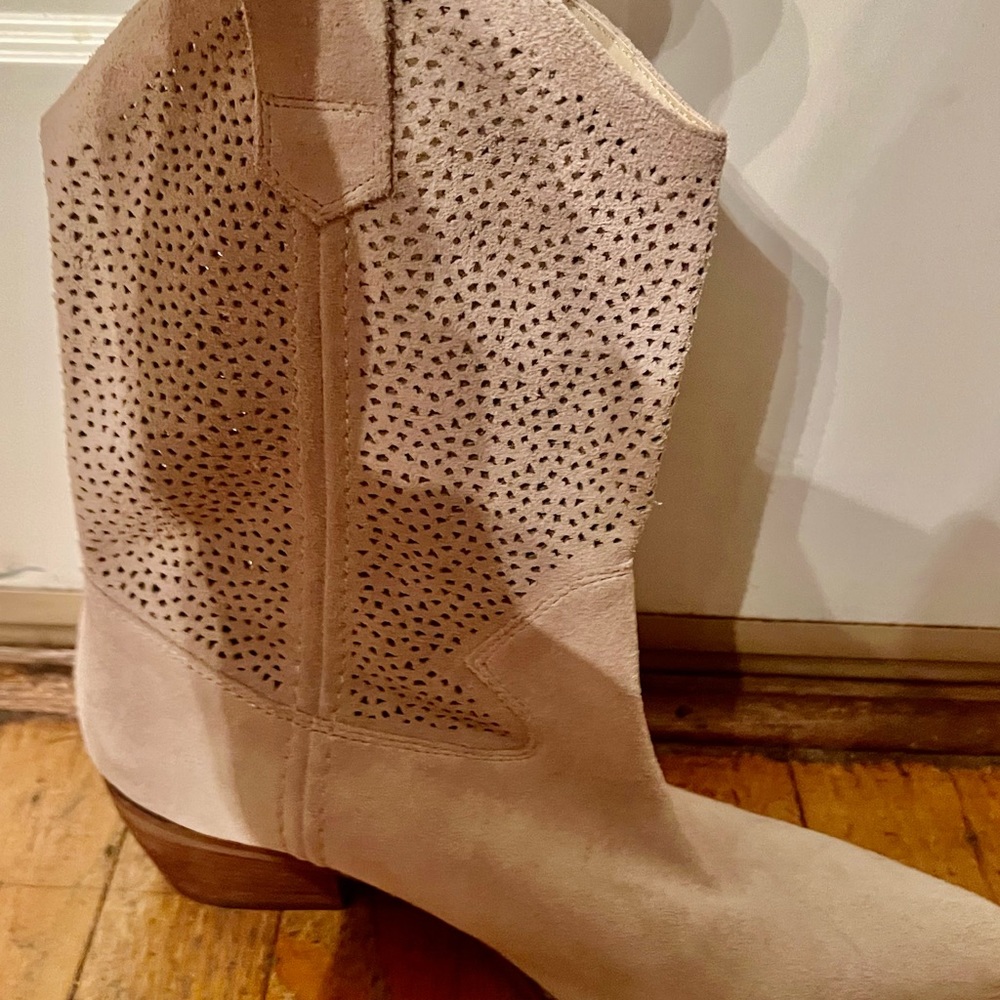 BCBG cream/tan pull on boots/ Size 9.5
